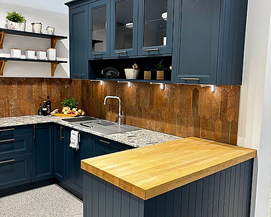 Mediterrane CountryStyle-Küche zum träumen! Holz trifft Lack! Tiefblau trifft Weiß! - C2 FIP Finca satin F550P Esche tiefblau satin Pore / F100P Esche weiß satin Pore