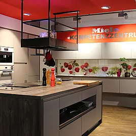 Musterküche Inselküche Grau Modernes Design inklusive zahlreicher Elektrogeräte