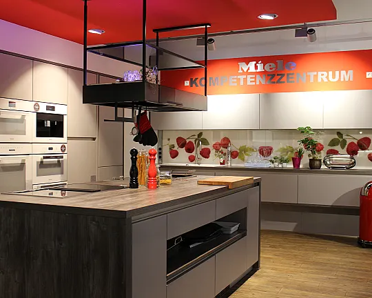 Musterküche Inselküche Grau Modernes Design inklusive zahlreicher Elektrogeräte - Biella