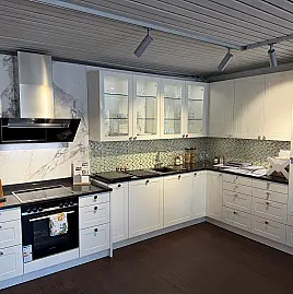 moderne Landhausküche, Hochglanz Weiß mit Naturstein 30mm Coffee Brown, Siemens & Miele, Systemceram-Becken Unterbau
