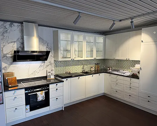 moderne Landhausküche, Hochglanz Weiß mit Naturstein 30mm Coffee Brown, Siemens & Miele, Systemceram-Becken Unterbau - AV5040 Hochglanz Weiß