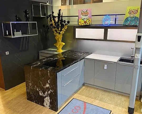 Häcker Systemat AV 2130 perlgrau Hochglanz mit Granit Platte in Cosmic Black 5cm massivoptik mit Wasserfall und Blaupunkt Geräten - Häcker Systemat AV 2130 perlgrau Hochglanz mit Granit Platte in Cosmic Black 5cm massivoptik mit Wasserfall