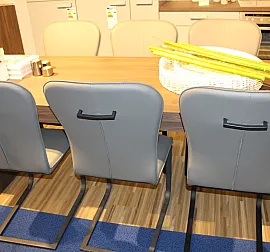 Moderner hochwertiger Schwingstuhl mit pflegeleichten Kunstleder in Grau