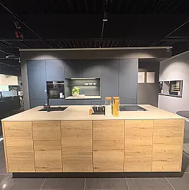 zeitlos moderne grifflose Küche mit Insel und Stein-Arbeitsplatte