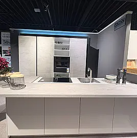 moderne Küche mit Insel und angebauter Theke