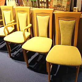 Hochwertige Holzstühle mit Polsterung in zwei Ausführungen