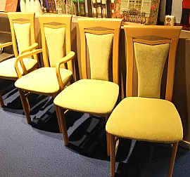 Hochwertige Holzstühle mit Polsterung in zwei Ausführungen