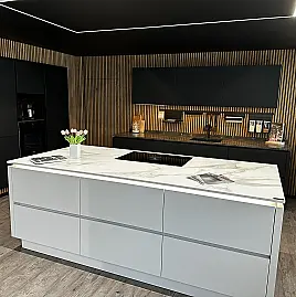 Moderne Designküche mit hochwertiger Ausstattung und viel Stauraum