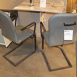 Moderner hochwertiger Schwingstuhl mit Armlehnen und pflegeleichten Kunstleder in Grau