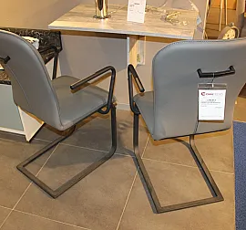 Moderner hochwertiger Schwingstuhl mit Armlehnen und pflegeleichten Kunstleder in Grau