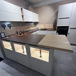 Moderne U Küche mit Bronze Griffe