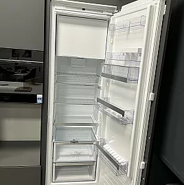 Einbau-Kühlschrank mit Gefrierfach und Flachscharnier