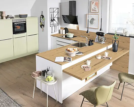 Einbauküche mit Geräten und integriertem Essbereich - Serie 3109