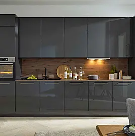 moderne Hochglanzküche mit AEG Einbaugeräten
