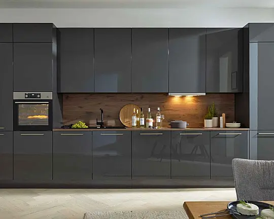 moderne Hochglanzküche mit AEG Einbaugeräten - Serie 3114