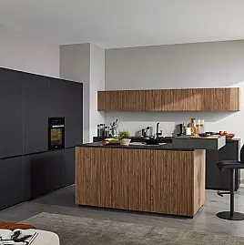 moderne Küche mit Holzfronten in Lamellenoptik