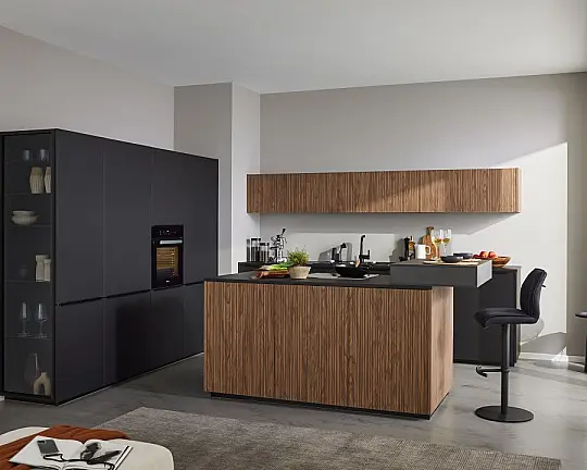 moderne Küche mit Holzfronten in Lamellenoptik - Serie 3108