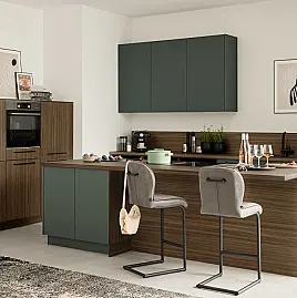 moderne Einbauküche mit Holzdekor und AEG Einbaugeräten