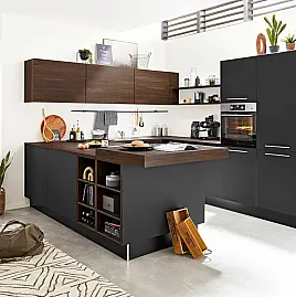 Moderne Küche in Schwarz mit Kochinsel und Geräten