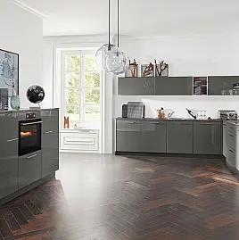 Moderne Hochglanz-Küche in elegantem Grauton mit Geräten