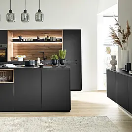 moderne mattschwarze Einbauküche mit Sideboard und Geräten