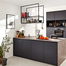 moderne schwarze Küche mit Kochinsel + AEG Elektrogeräten