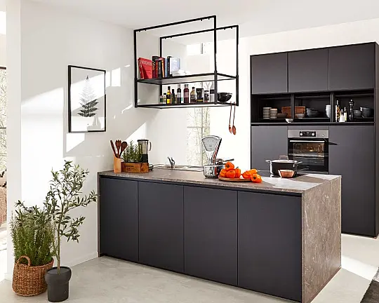 moderne schwarze Küche mit Kochinsel + AEG Elektrogeräten - Serie 3100