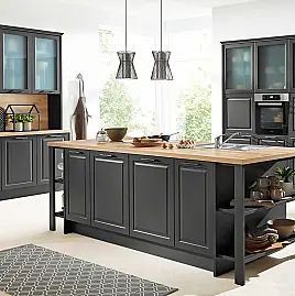 Moderne Landhausküche mit Holzarbeitsplatte, Kochinsel und Geräten