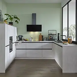 moderne U-Küche in Betonoptik mit Geräten