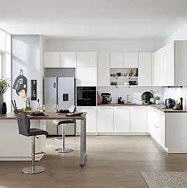 moderne Familienküche mit Bartresen und Geräten