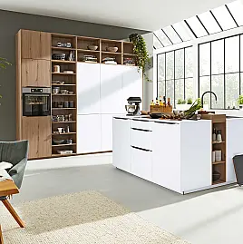 Helle Küche mit offenen Regalen, Kochinsel und Geräten