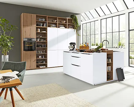 Helle Küche mit offenen Regalen, Kochinsel und Geräten - Serie 3039