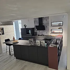 Designküche in elegantem Griffdesign, hochwertige Geräte