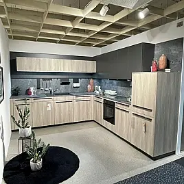 moderne und helle L-Küche / K067