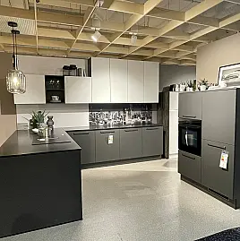 moderne L-Küche mit Halbhochschrank-Kombi