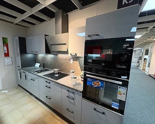 Moderne Küchenzeile mit vielen Auszügen - Perfect Sense arktisgrau UV Lack hochglanz