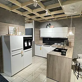 moderne L-Küche mit Halbhochschrank / K025
