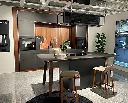 next125 NX 240 Fenix Onyxschwarz Feinmatt · Trendige Küche mit Kochtisch I K033