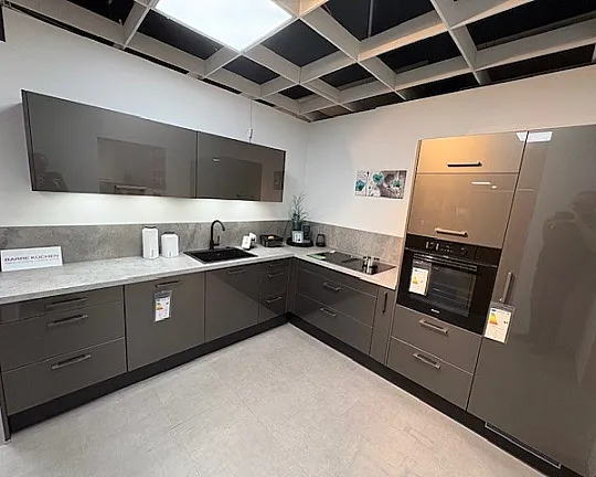 Moderne L- Küche mit hochwertiger Ausstattung - Rauvisio Titanio HG Glaslaminat