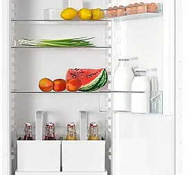 Einbau-Kühlschrank für die perfekte Getränkelagerung, dank Flaschen-Komfortauszug.