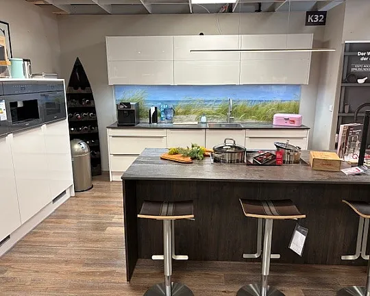 Moderne Küche mit Insel, Keramikarbeitsplatte und Miele Geräten - Perfect Sense weiß Hochglanz UV Lack