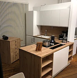 Moderne L-Küche mit Block