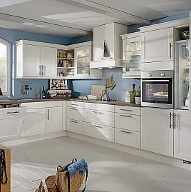 Landhaus L-Küche mit Fronten in Weiß matt