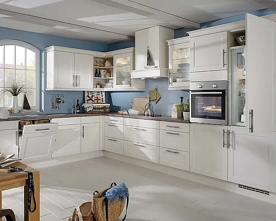 Landhaus L-Küche mit Fronten in Weiß matt - Nordic