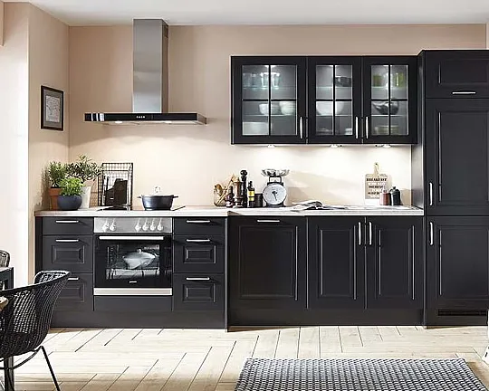 Landhaus Küche mit Fronten in Schwarz matt - Sylt