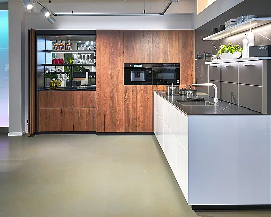 Koje 25 KH: Hoekkeuken met pocketdeuren en keramisch werkblad - NX501 en NX650 SMART-M Oud-eiken fineer en hoogglanslak kristalwit