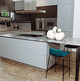 Moderne Mattlack Küche in Perlgrau mit Akzenten in Samteiche schwarz