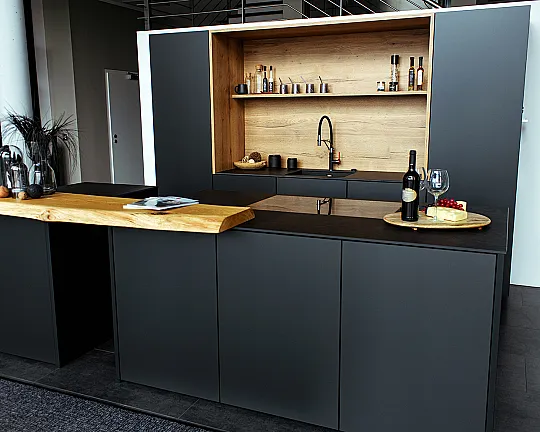 Systemat AV 5015 Polymer-Glas im Farbton Carbon Metallic kombiniert mit Alteiche Natur Repro inkl. Keramikplatte und Urholz-Thekenplatte - Systemat AV 5015