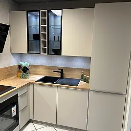 Moderne Einbauküche in sand strukturiert