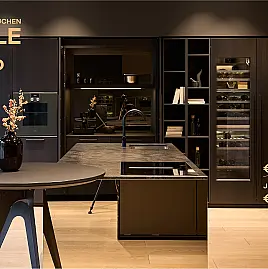 Musterküche mit Gaggenau, Spiegelglas Bronze und Naturstein